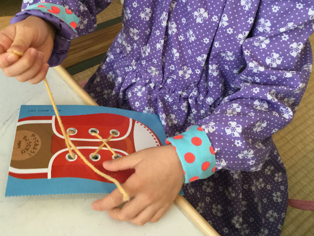 幼児ポピー年長「あおどり」の「わぁくん」を学習している娘の様子、紐結び(ちょうちょ結び)