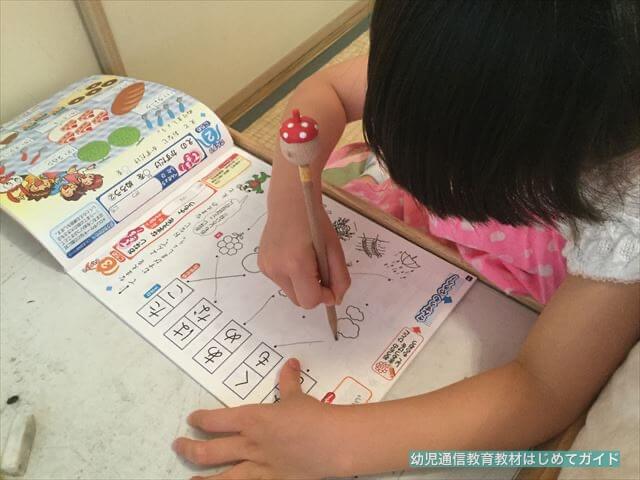 チャレンジ1年生「入学の準備国語・算数ワーク・基礎編」を学習する子ども、同じ音の単語に線を引いている