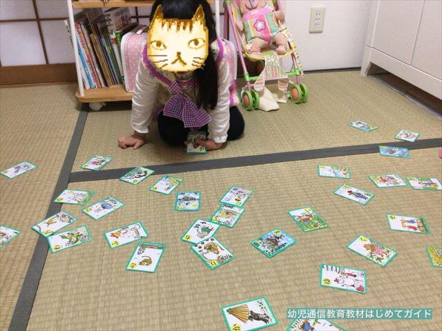 「ぐりとぐらかるた」絵札を探している子どもの様子