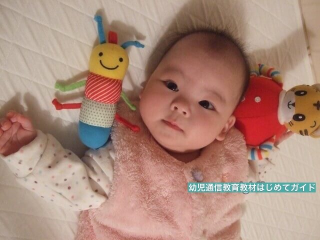 「こどもちゃれんじ」しまじろうなどの知育玩具と子ども(赤ちゃん)