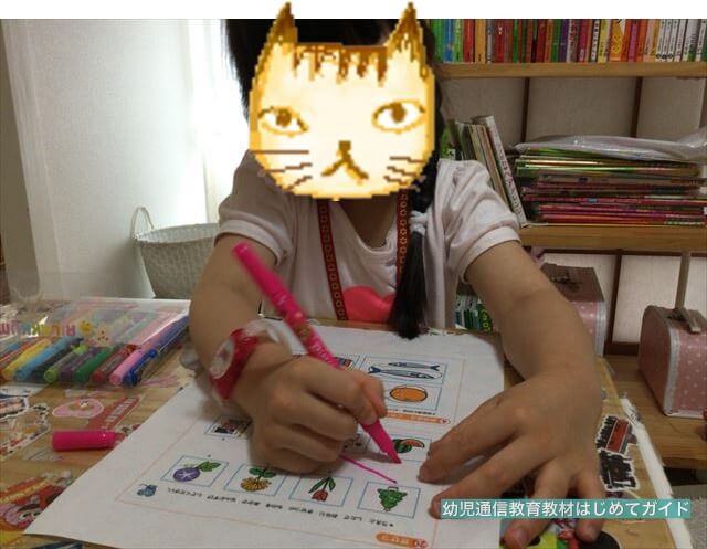 幼児向け通信教育「モコモコゼミ」の教材を学習、線を引いている様子