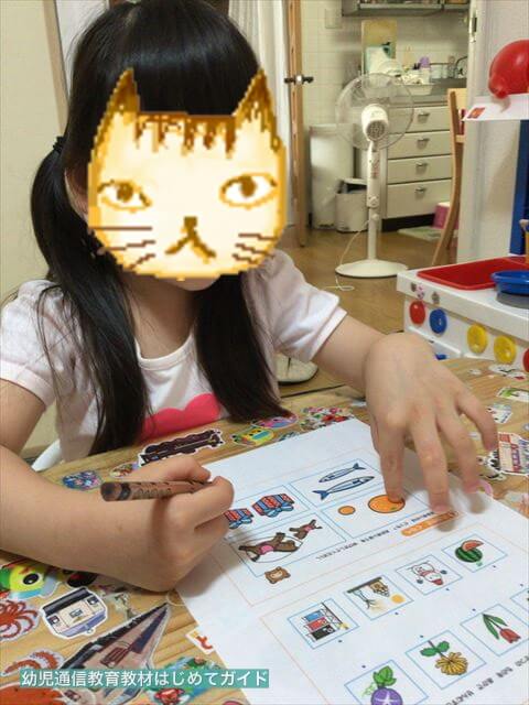 幼児向け通信教育「モコモコゼミ」の教材を学習する娘の様子