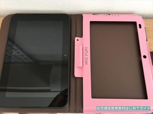 通信教育「スマイルゼミ幼児コース」タブレットをケースに入れる様子