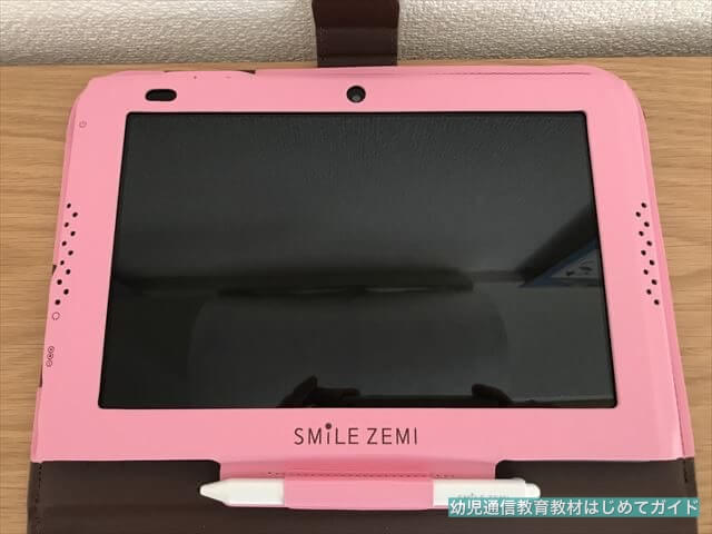 通信教育「スマイルゼミ幼児コース」ケースにタブレットとペンを取り付けた様子