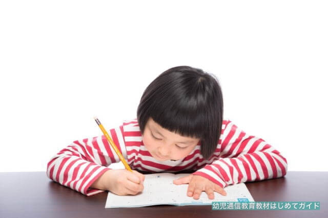 勉強する幼稚園児