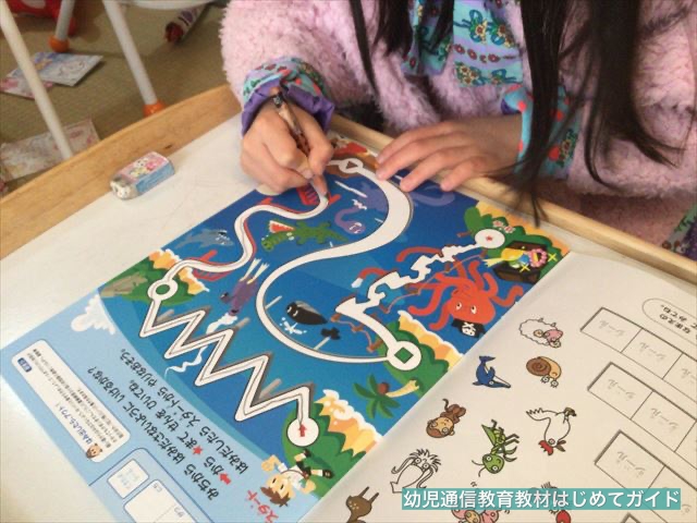 通信教育「幼児ポピー」年長「あおどり」の教材「ドリるん」を学習している娘の様子、迷路と鉛筆の練習