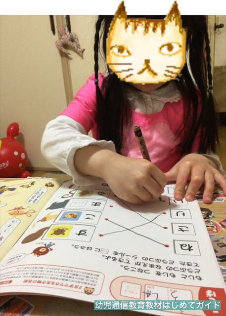 通信教育「幼児ポピー」年中「あかどり」の教材「ドリるん」を学習する娘の様子。鉛筆をもって細かな線や文字を書く