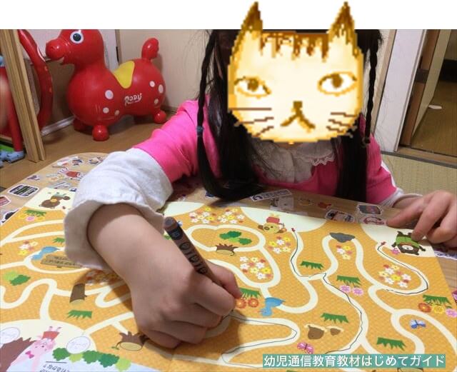 通信教育「幼児ポピー」年中「あかどり」の教材「ドリるん」を学習する娘の様子。細かな線を書く